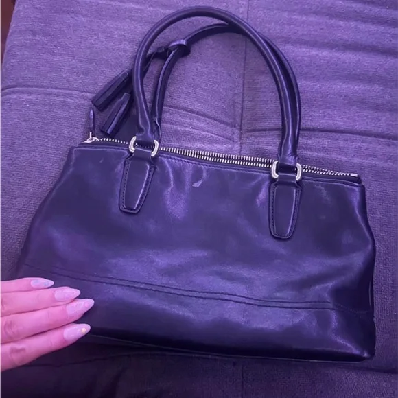 Coach Elegant Black Shoulder Bag - Picture 3 of 5